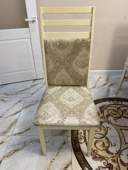 Стол со стульями