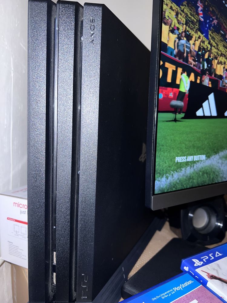 PlayStation 4 monitors game disc