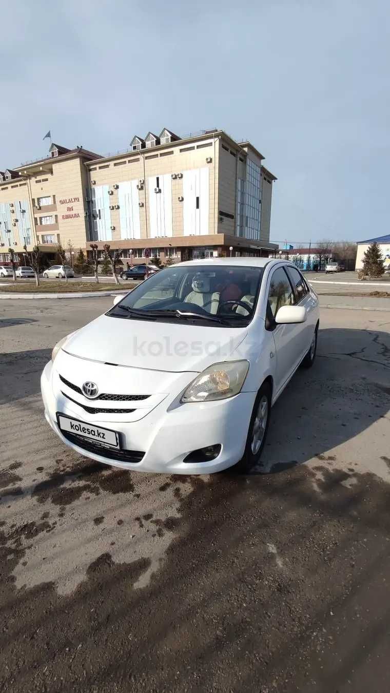 продам автомобиль Toyota Yaris