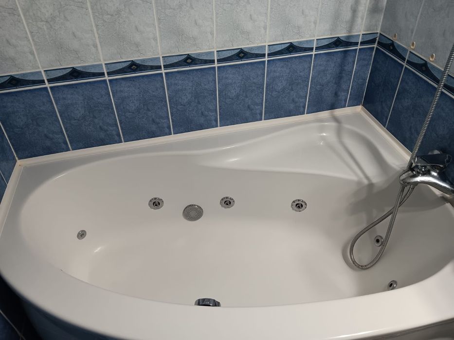 Vând cadă baie cu hidromasaj acrilic