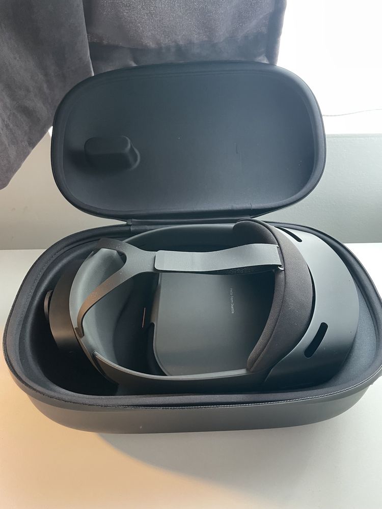 Ochelari VR Inteligenti asemanatori cu Apple Vision Pro