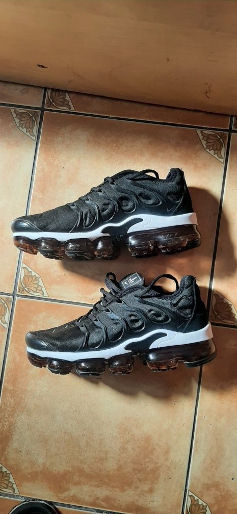 Adidasi nike air vapormax plus originali marime 40 25 cm impecabili