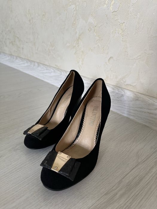 Чёрные замшевые туфли с золотистым декором