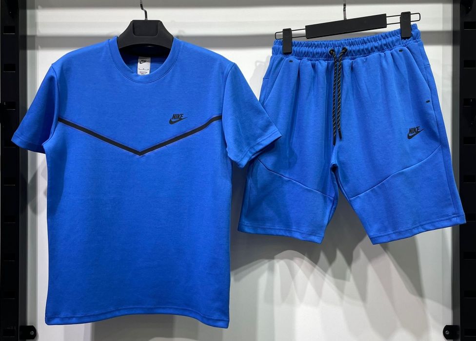 Vănd Nike tech .