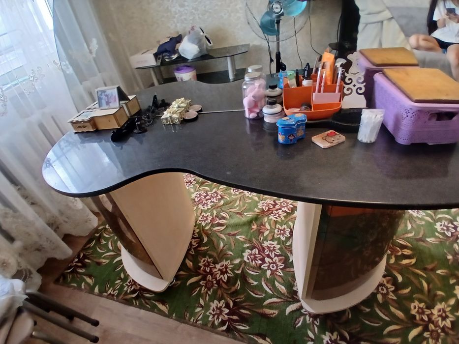 Продам столик с зеркалом