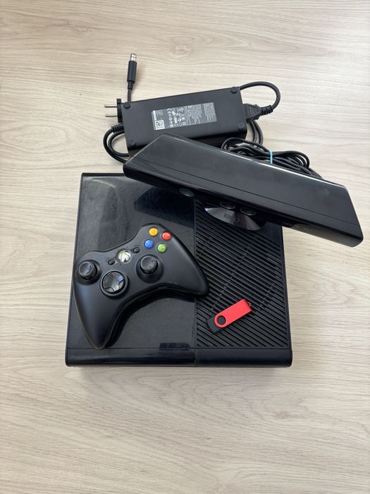 Xbox 360 E, Modat, 500GB, senzor Kinect, maneta