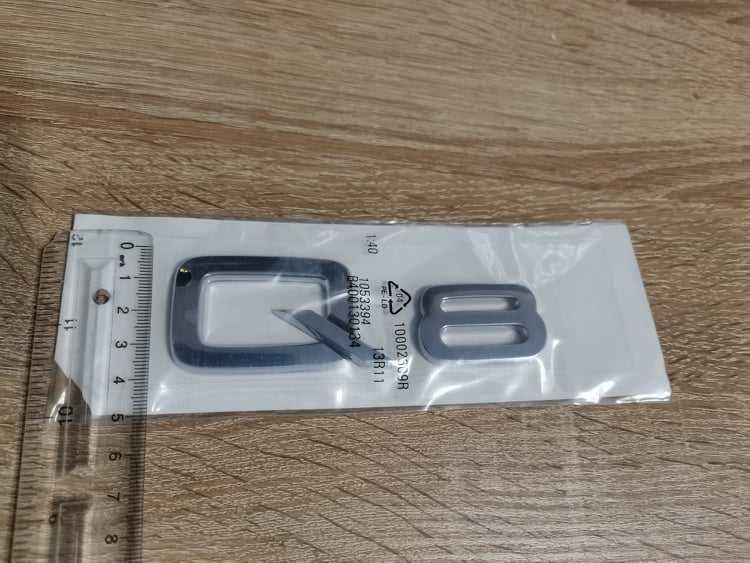 сребриста емблема Audi Q8