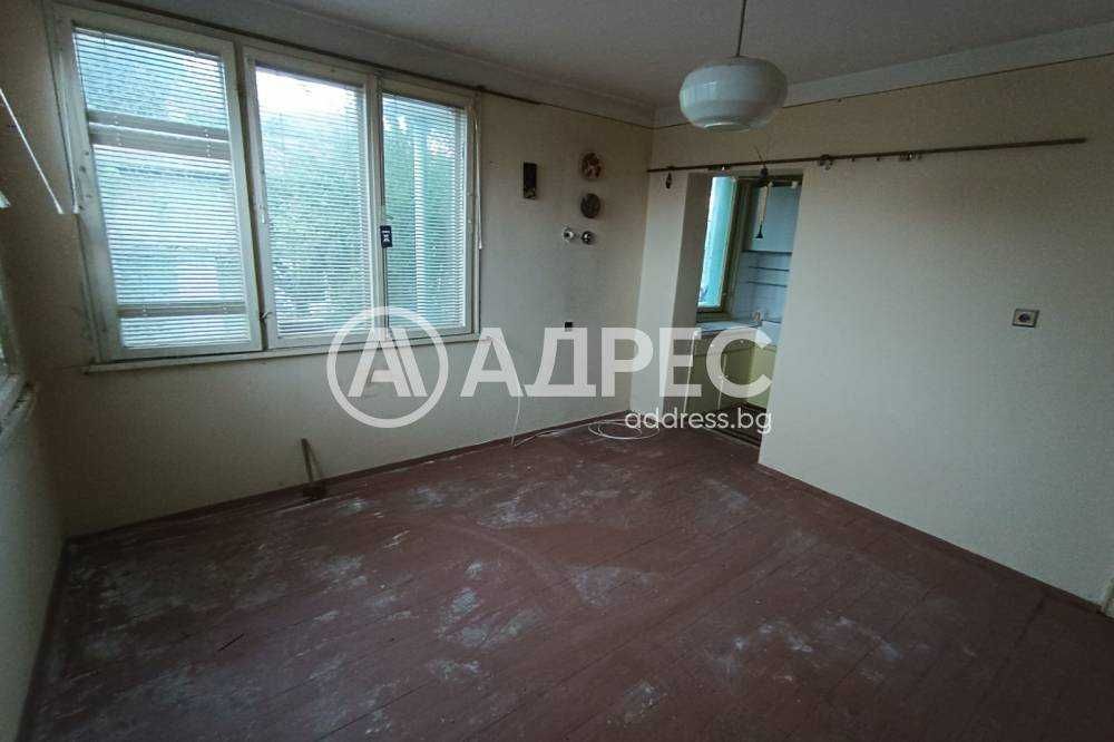 Продава се двуетажна масивна къща в кв. "Добровски"!