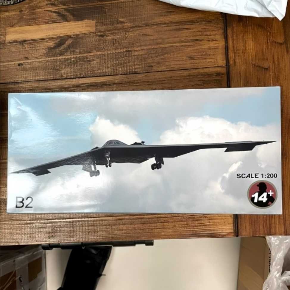 Macheta avion metalica B-2 Spirit Stealth USA 1:200 27cm