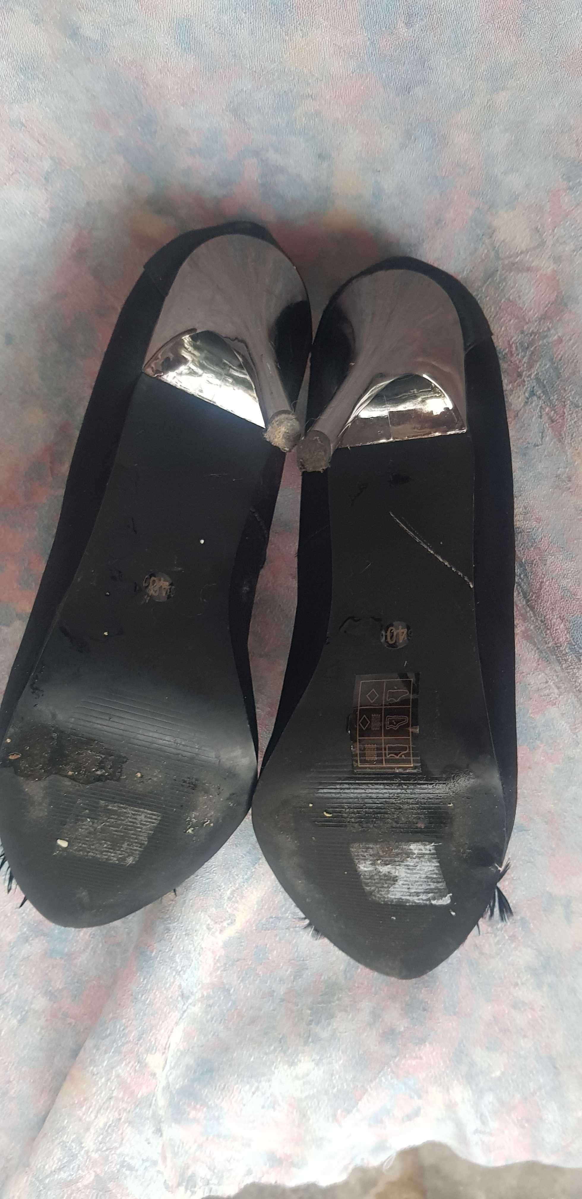 pantofi negri cu toc inalt si decoratiune argintie