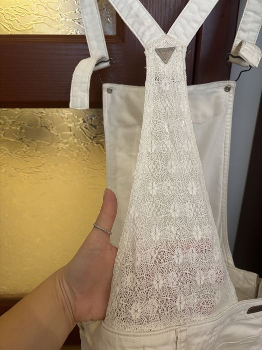 Бял дънков гащеризон Guess