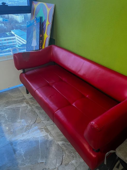 Срочно продам диван 10000