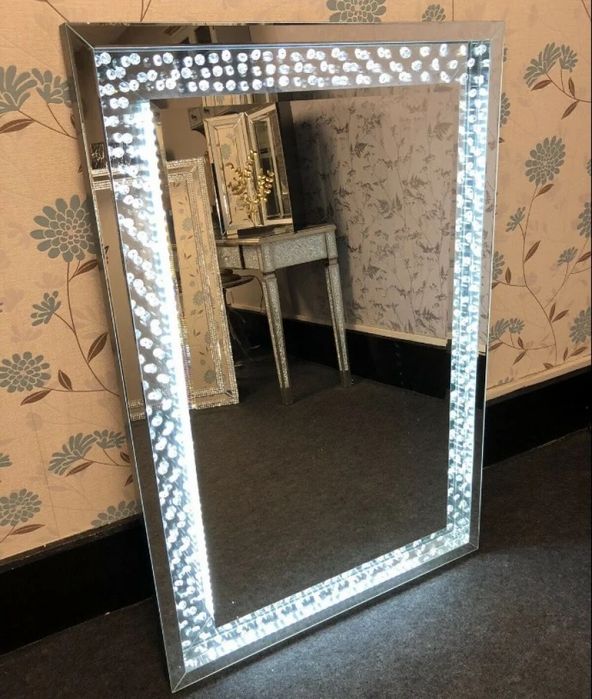 Луксозно LED огледало с кристали
Размер: 80x120 см;
Основен