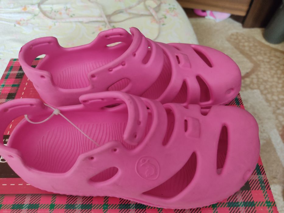 Новая обувь для бассейна или пляжа