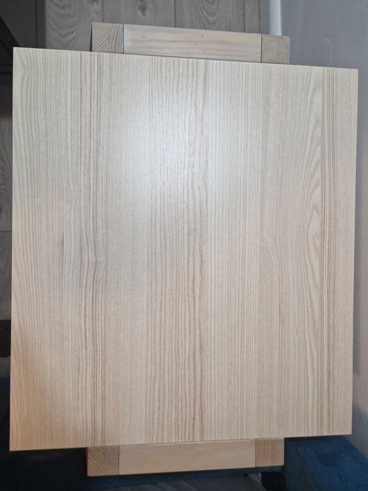 2 noptiere culoare alb si lemn deschis