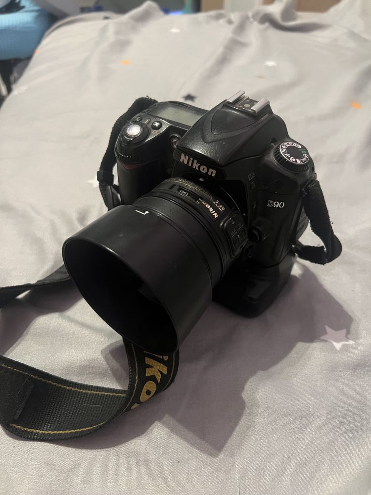 Nikon D90 + 50mm 1.8f + grip + curea