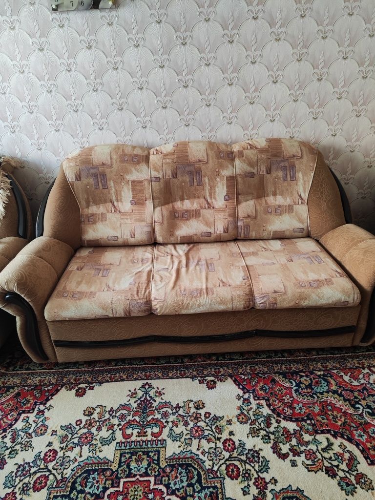 Продам диван в идеальном состоянии Не дорого и 2 кресла