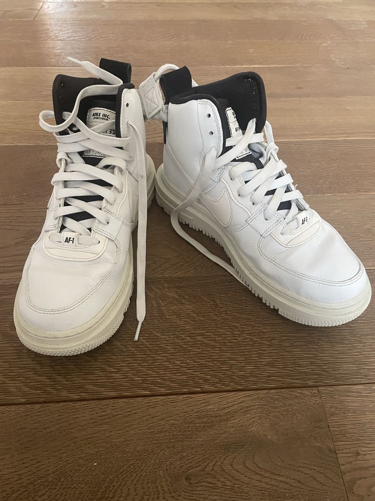 Високи сникърси Nike