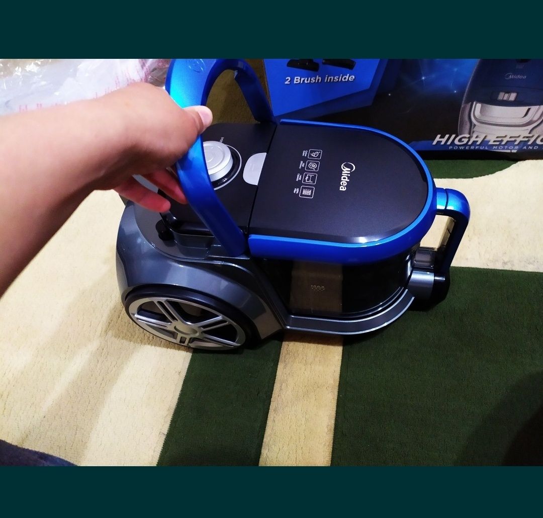 Пылесос Midea 2000 ватт+ 400 вт всасывания