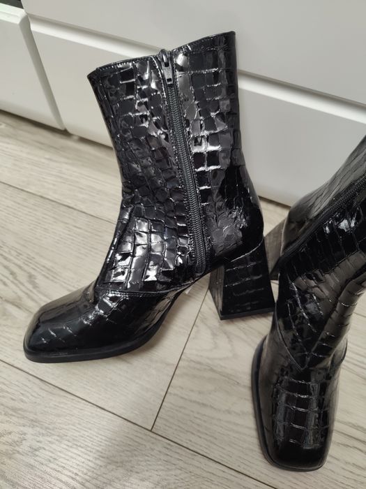 Botine piele naturala lăcuită