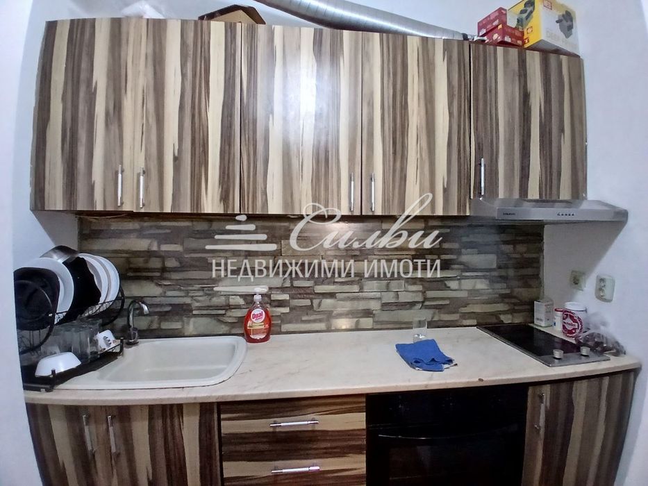 Етаж от ТУХЛЕНА къща с двор - кв. Център!