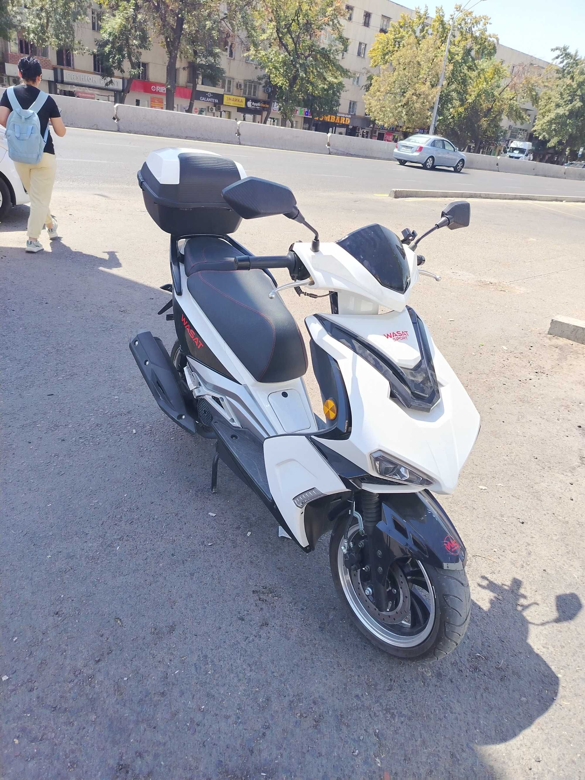 Skuter moto tank