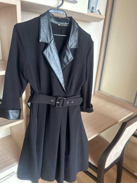 Елегантна рокля с кожа на ръкавите и ревера