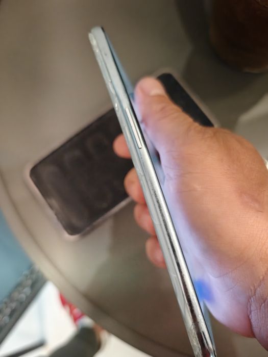 Oneplus 10T model 16 giga RAM capac spate crapat.