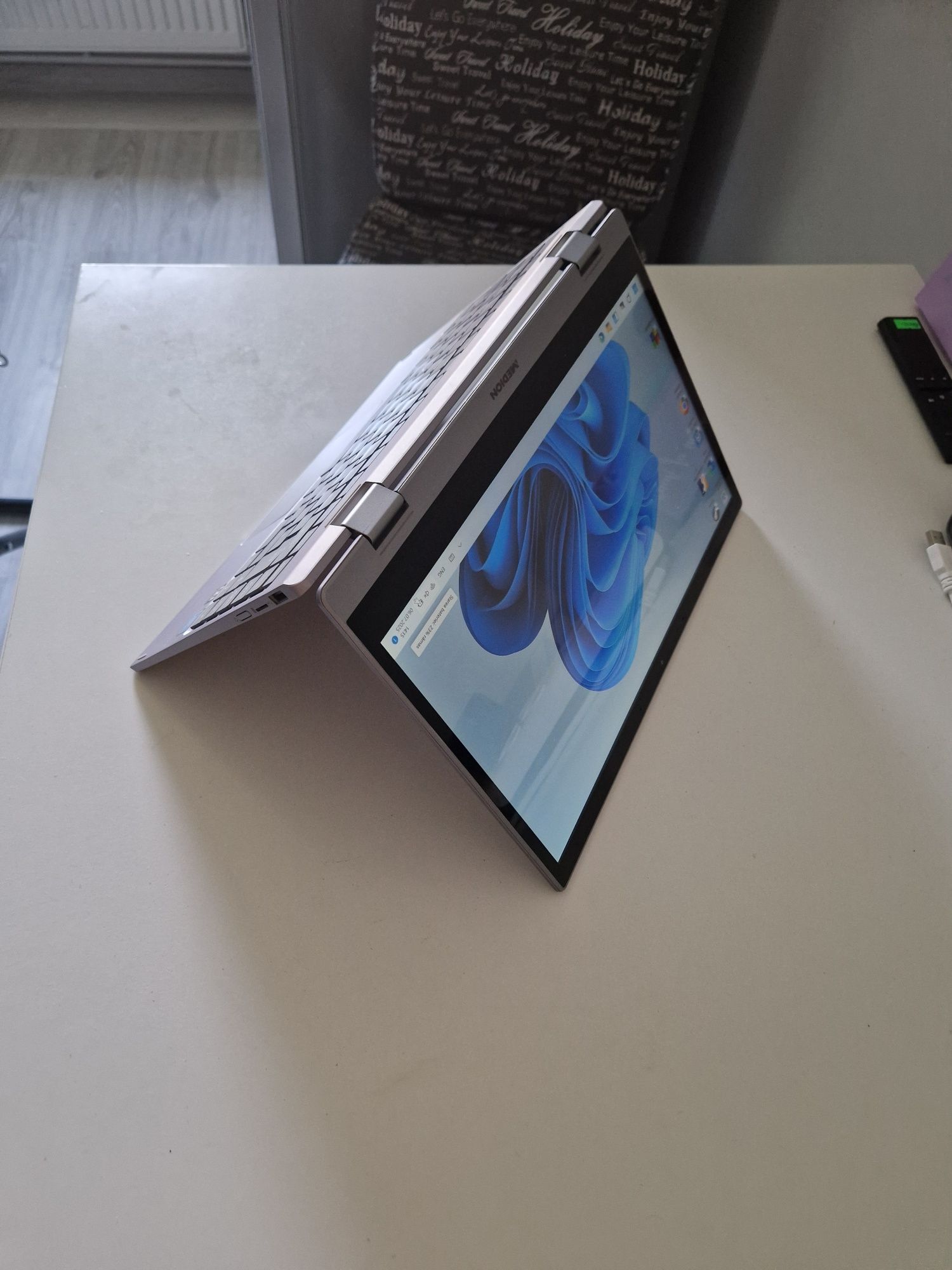 Laptop Medion 2 în 1 ,se face tableta  360 grade - touchscreen