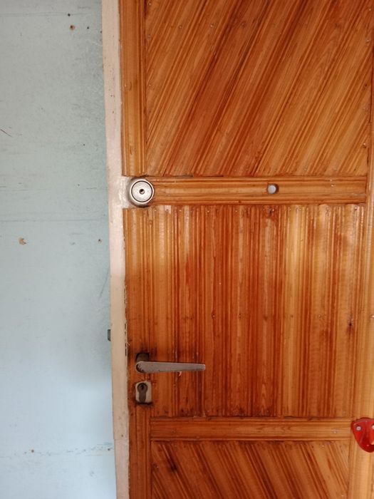 Деревянная дверь в Усть Каменогорск.