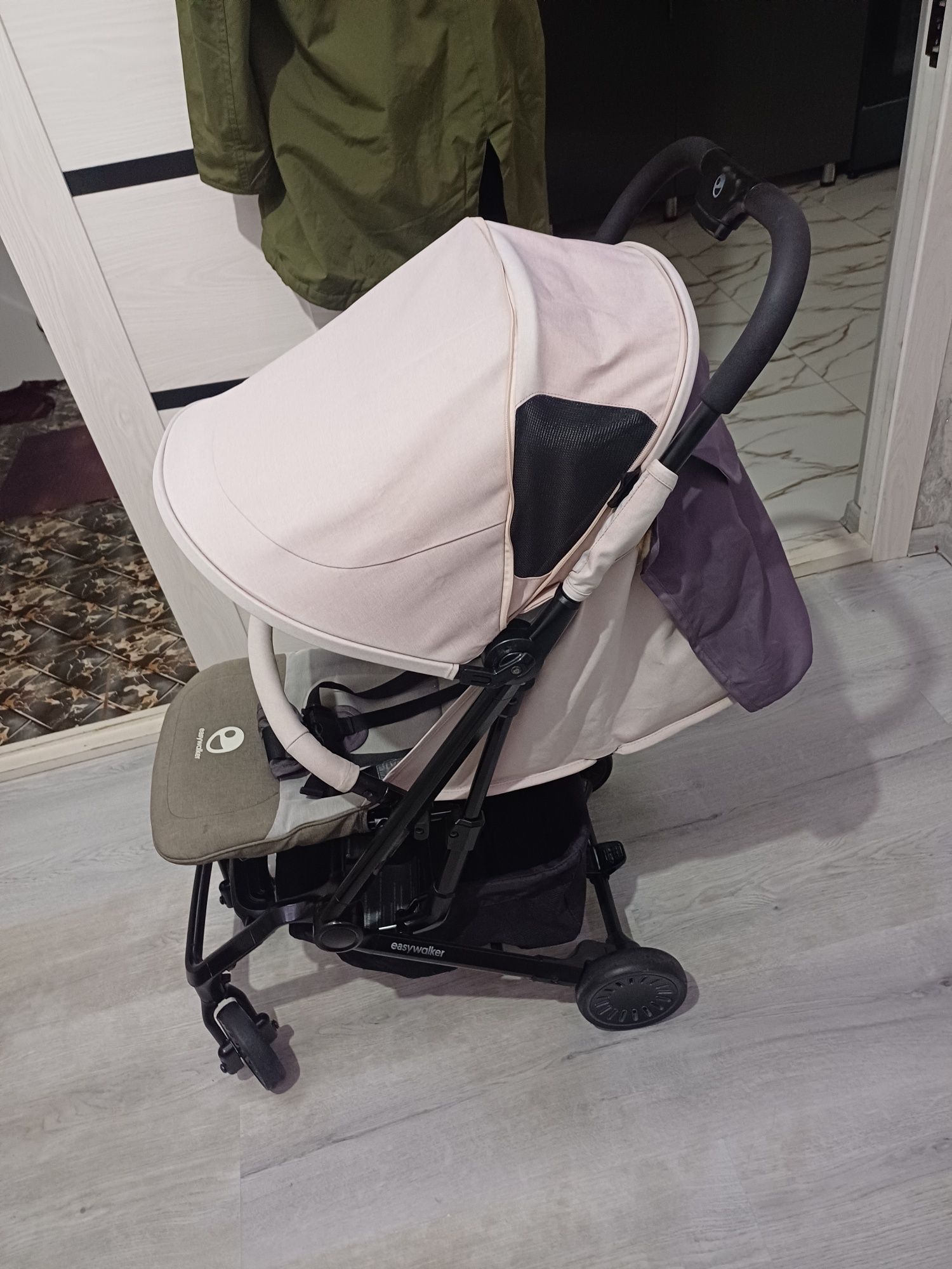 Продаётся фирменный чемодан коляска Easywalker Disney
