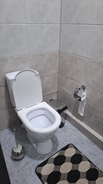 Sheriklikka YEVRO REMONT YANGI 2 xonali kvartira, QIZLARGA!!