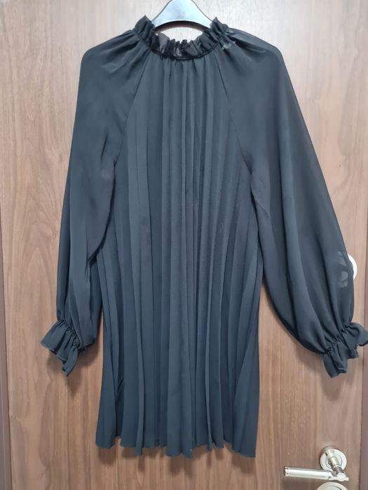 Rochie neagra Zara, cu pliuri si maneci din voal bufante, marimea S