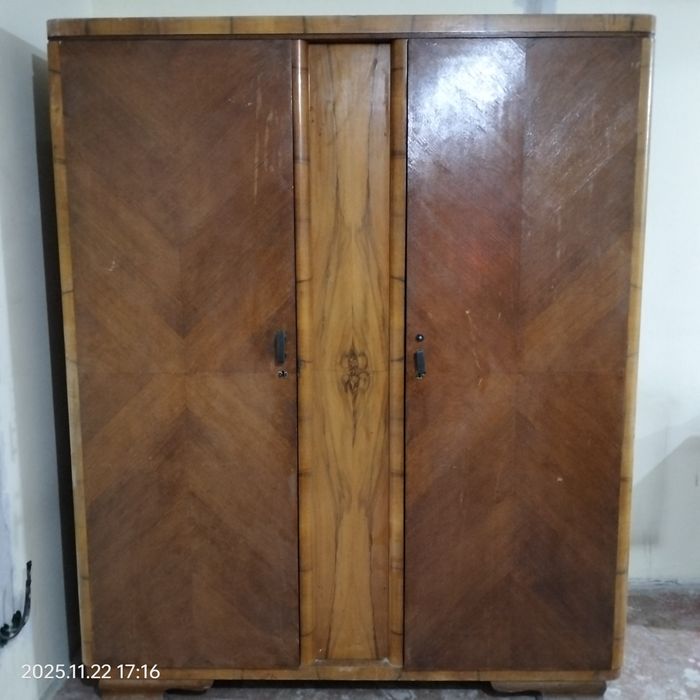 Шкаф деревянный.