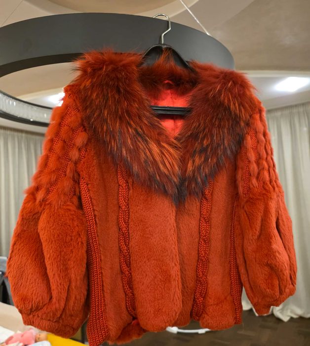 Продавам кожух от естествена кожа с косъм от лисица