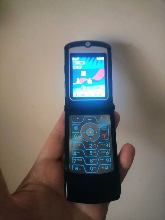 Motorola v3 cu încărcător ( decodat, stare foarte buna)