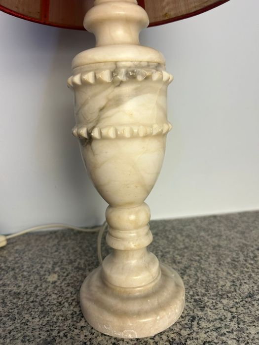 Lampa vintage din alabastru cu abajur rosu