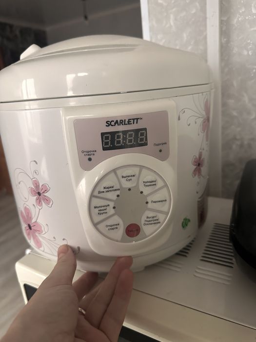 Продам мультиварку новая толком не пользывались