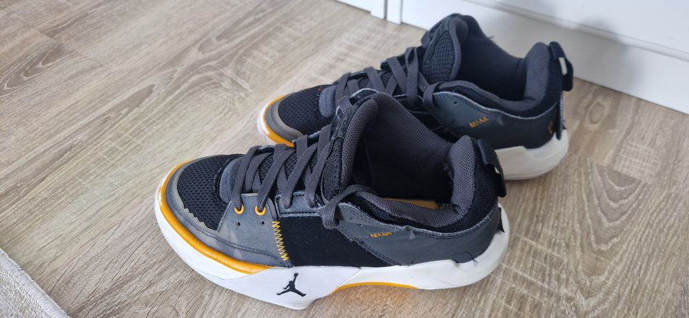 Adidasi Jordan pentru copii - marime 36 (23 cm la interior)