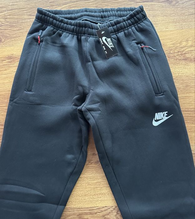 Мъжко,ватирано,черно долнище Nike с ципове на джобовете