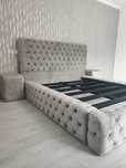 Paturi tapițate Chesterfield la comanda
