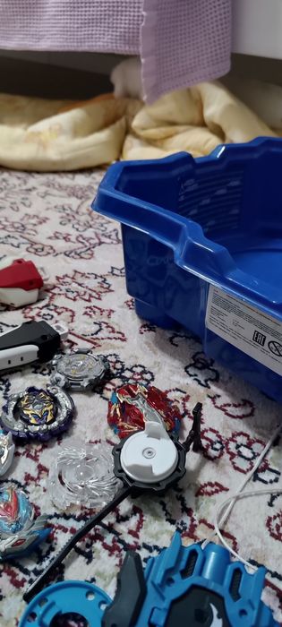 Много бейблэйдов + арена