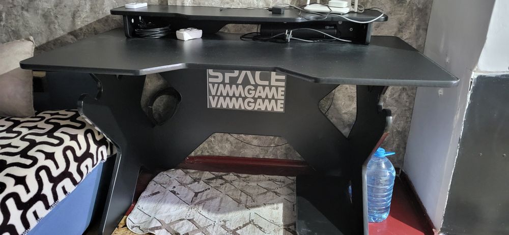 Продам  компьютерный стол с креслом