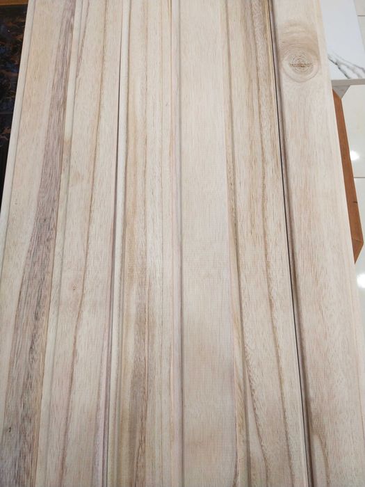 Доски из древесины дерева павловнии.