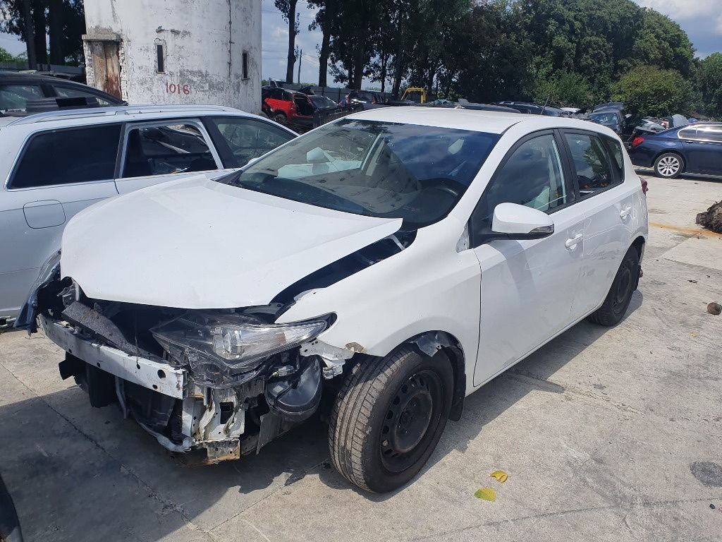Dezmembrez Toyota Auris 2 motor 1.4d  90cp 1ND-TV dezmembrari cutie de viteze manuala 6+1