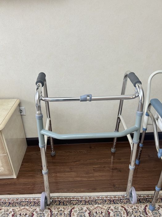 Медицинскии ходунки для пожилых шагаюшиес