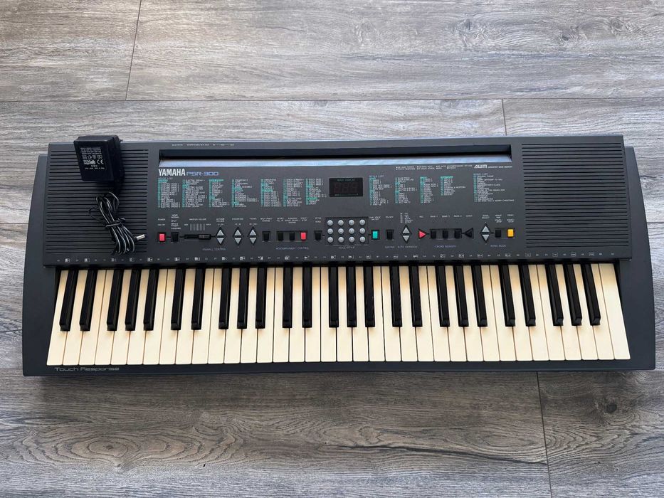 Синтезатор,пиано  YAMAHA PSR-300