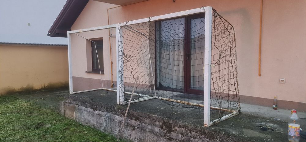 vand 2 porti metalice echipate cu plasa fiecare