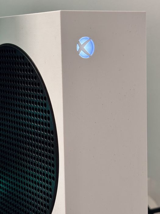 Vând consolă Xbox series S cu 2 manete • Stare impecabilă