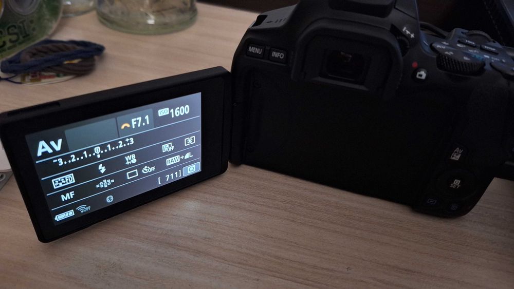 CANON EOS 250D + EF-S 18-55 STM KIT Фотоапарат+Обектив - като нов